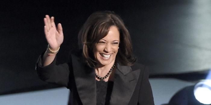Kamala Harris Moves to $8.5M Mansion in 94% White Neighborhood AP25048606069554 e1740359242139