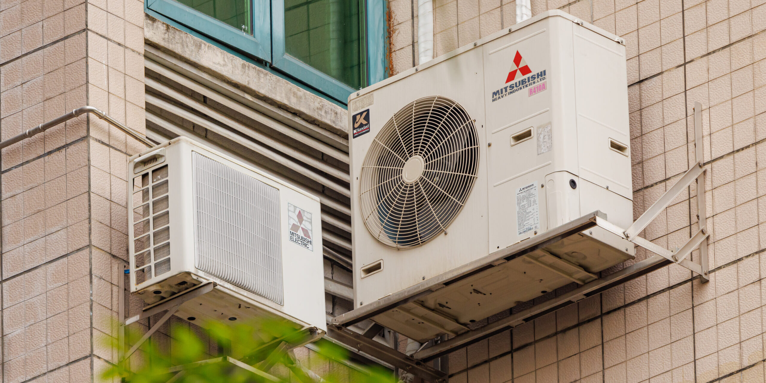 UK Heatwaves Linked to 3,000 Deaths Amid AC Debate. MITSUBISHI ELECTRIC AIR CONDITIONER OUTDOOR UNIT MITSUBISHI HEAVY INDUSTRIES AIR CONDITIONER OUTDOOR UNIT 3 scaled e1782398953186