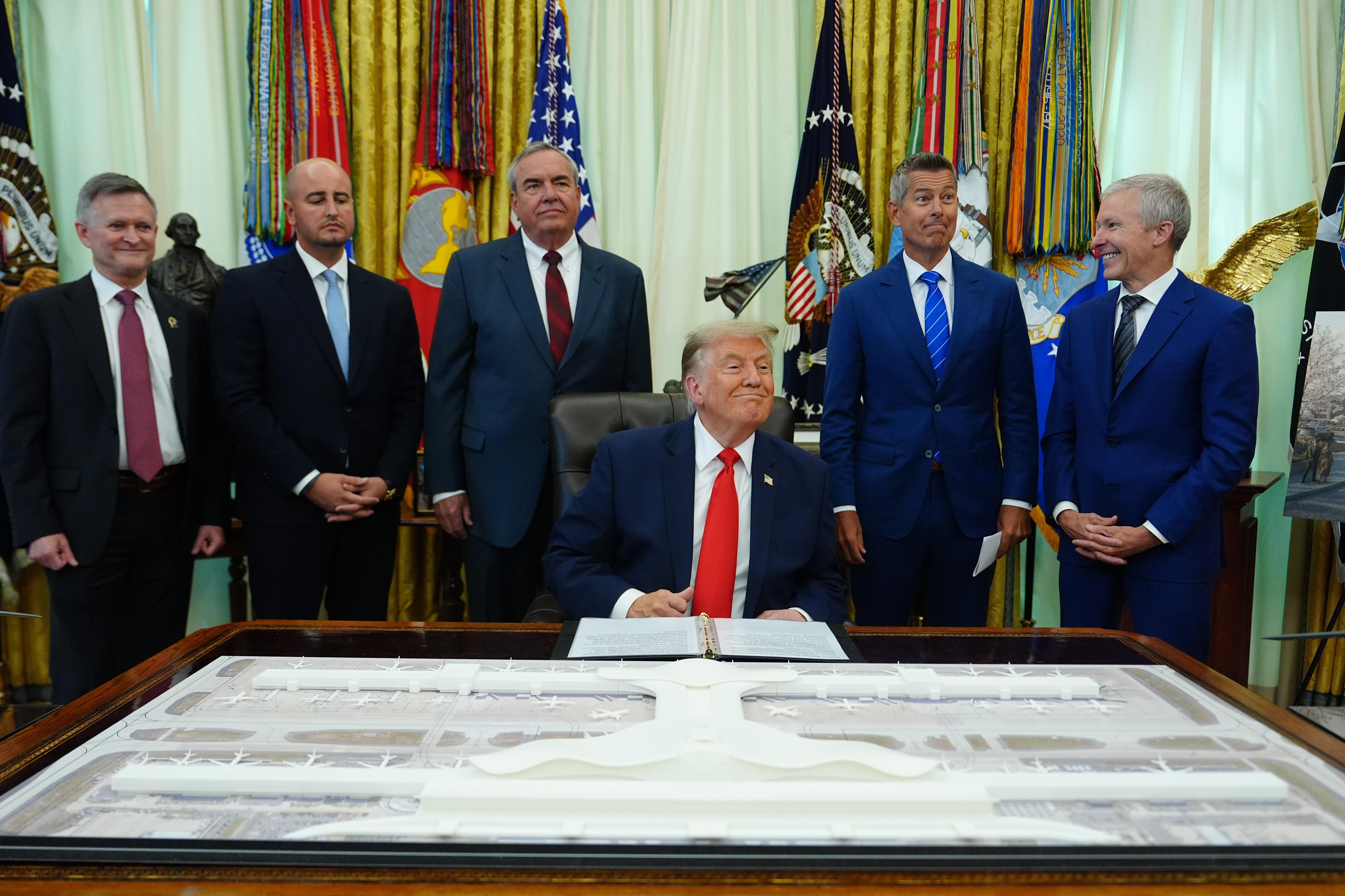 Trump touts $22.5B overhaul of Dulles airport with massive parking garage, removal of ‘Star Wars’ people movers crop 40125192 61c652