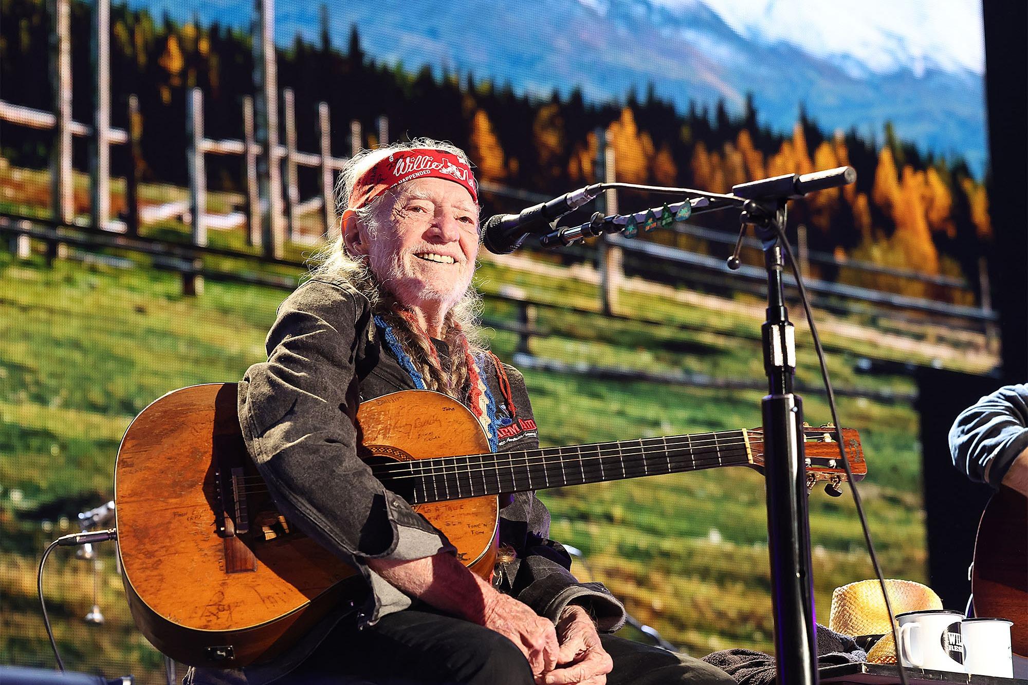 Willie Nelson says Americans must fight ‘water thieving’ AI data centers ‘invading’ Texas farmland crop 40125380 cddc7d