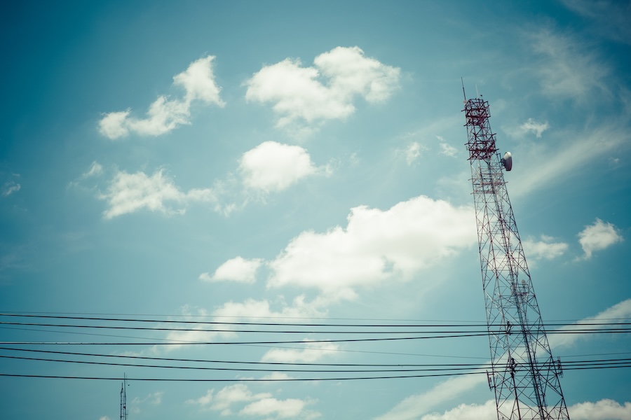 Major Cell Phone Outage Leaves Thousands Stuck In SOS Mode shutterstock 279383471 1