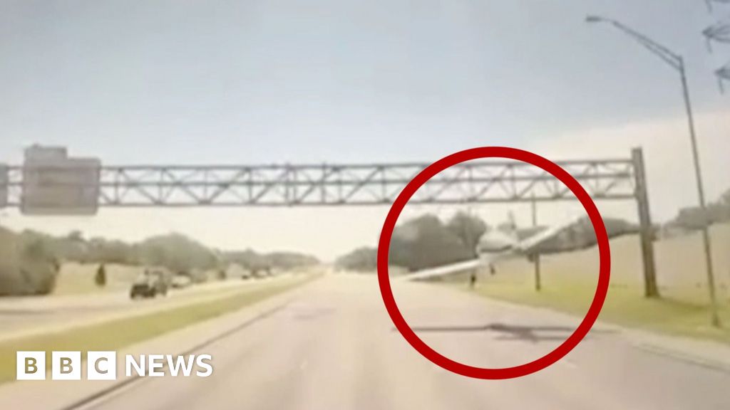Small plane makes emergency landing on Florida highway 1 b8ee 9b3c26ad07bb 5