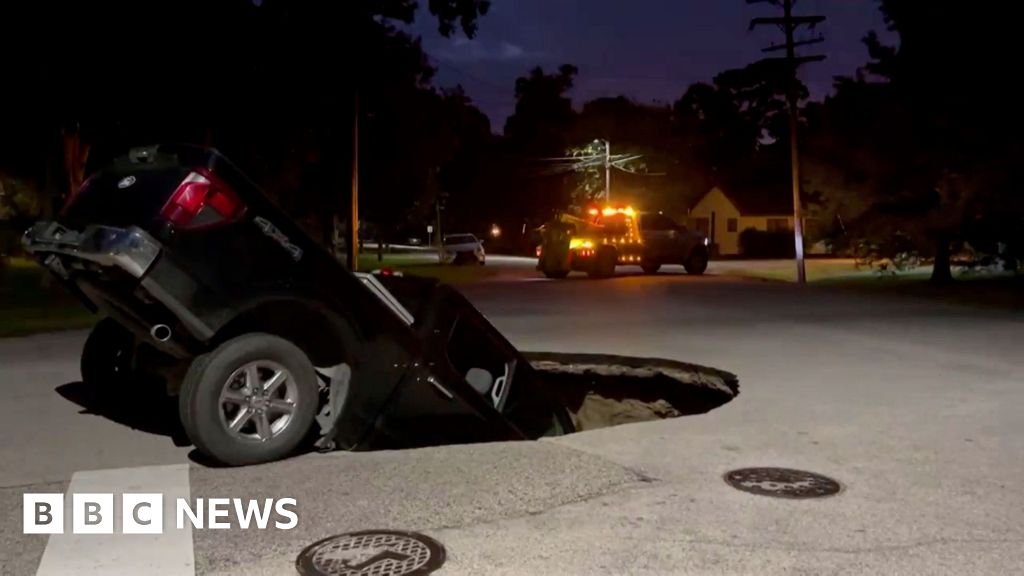 Texas sinkhole swallows pickup truck 1 b8ee 9b3c26ad07bb 7