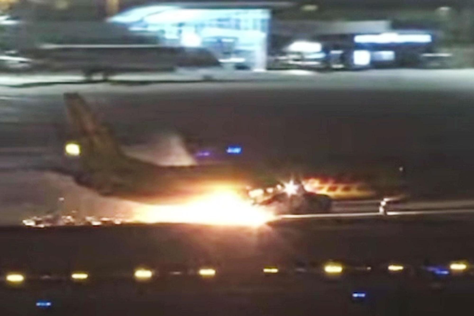 Plane lands with fireball explosion at LAX after serious technical malfunction 138681277