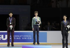 Russian skaters sweep golds on international comeback (VIDEOS)