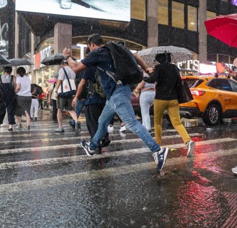 Weather conditions prompt massive flight delays, cancellations at NYC airports
