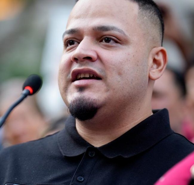 DOJ asks appeals court to resintate criminal charges against man who challenged deportation