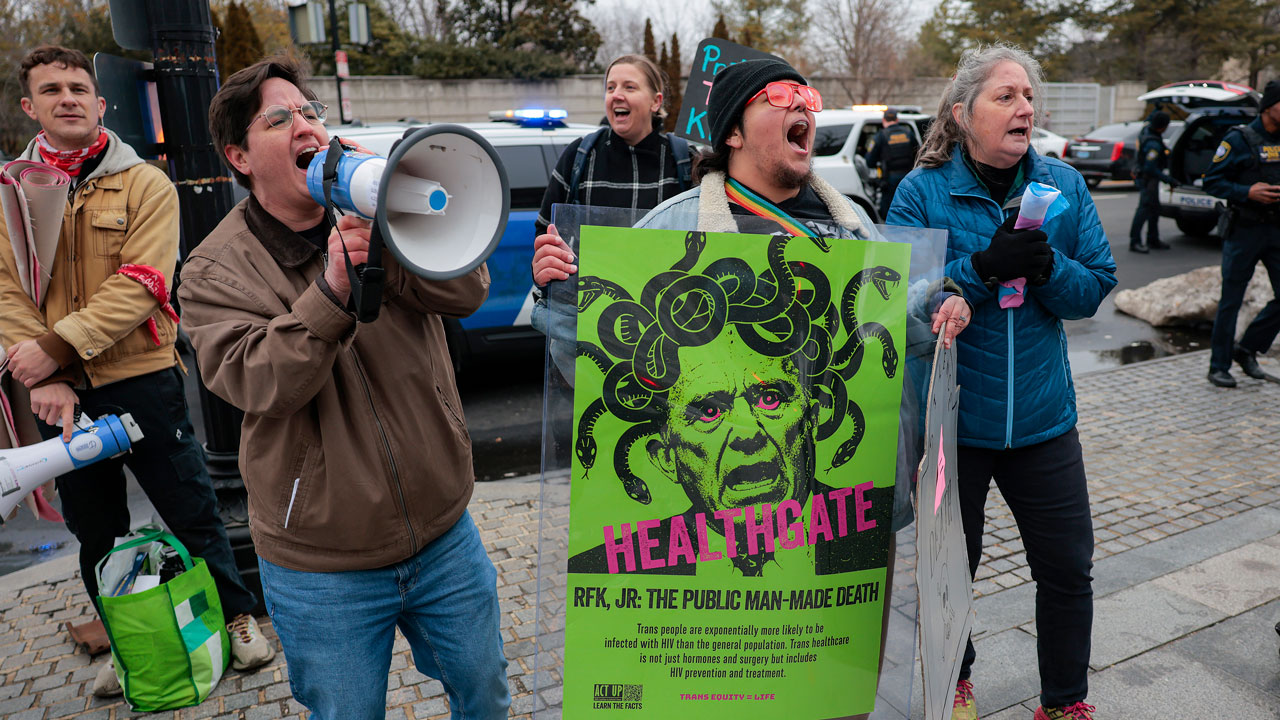 Hospitals ‘Got Rich’ and Were ‘Mutilating’ Children—Vance, HHS Officials Announce Report Trans protesters