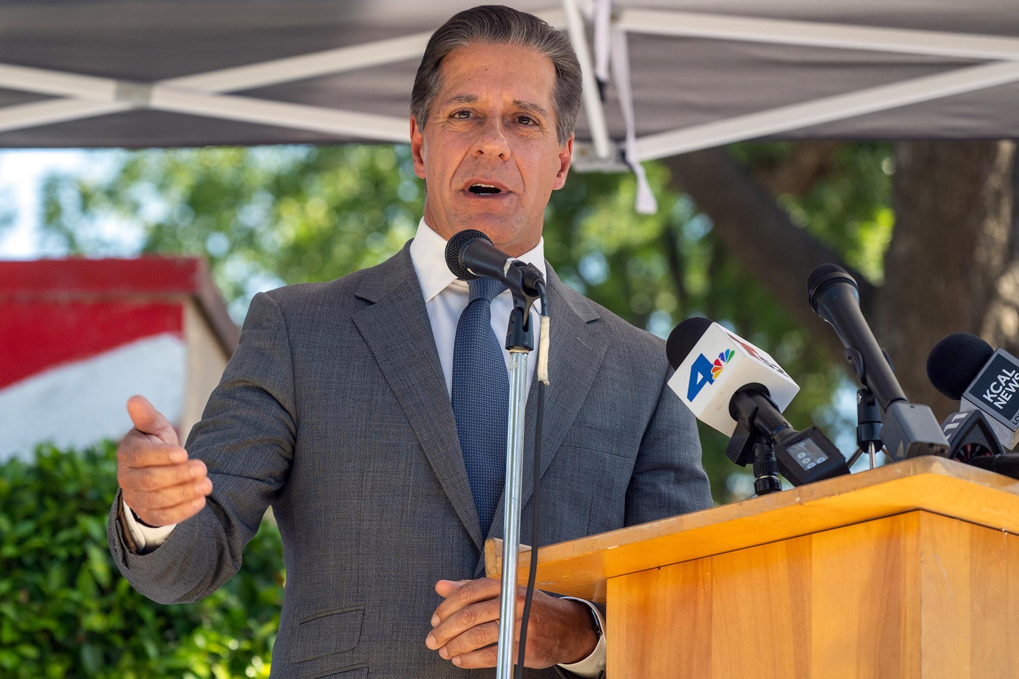 LAUSD chief Alberto Carvalho accepted gifts, outside income and misused resources: report ab