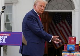 Trump’s 2024 grocery photo op now haunts GOP – The North Platte Telegraph