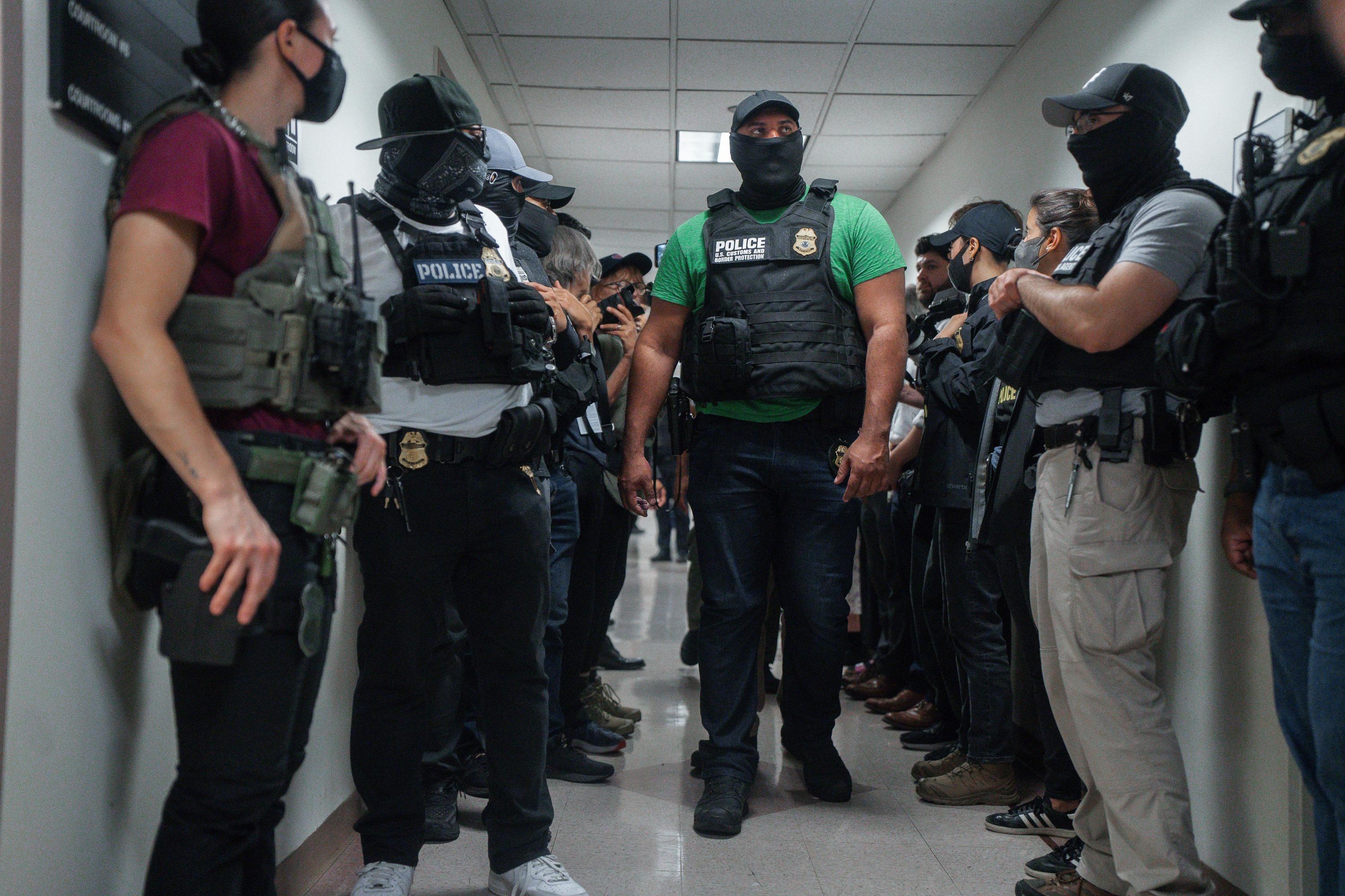 New York can’t ban federal agents from wearing face coverings, judge rules crop 40180502 488e92