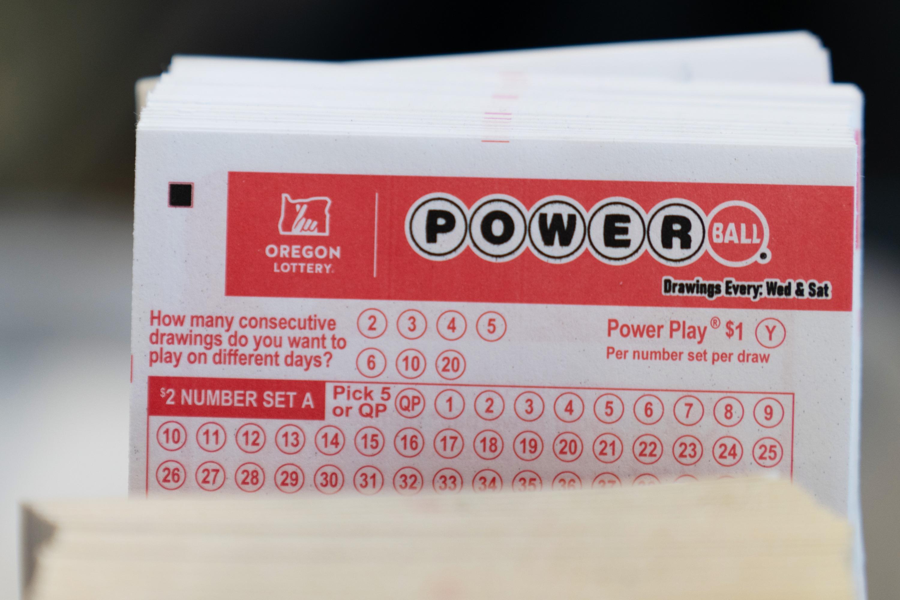 Powerball swells to one of the top ten largest jackpots in game history — with $786M grand prize crop 40183474