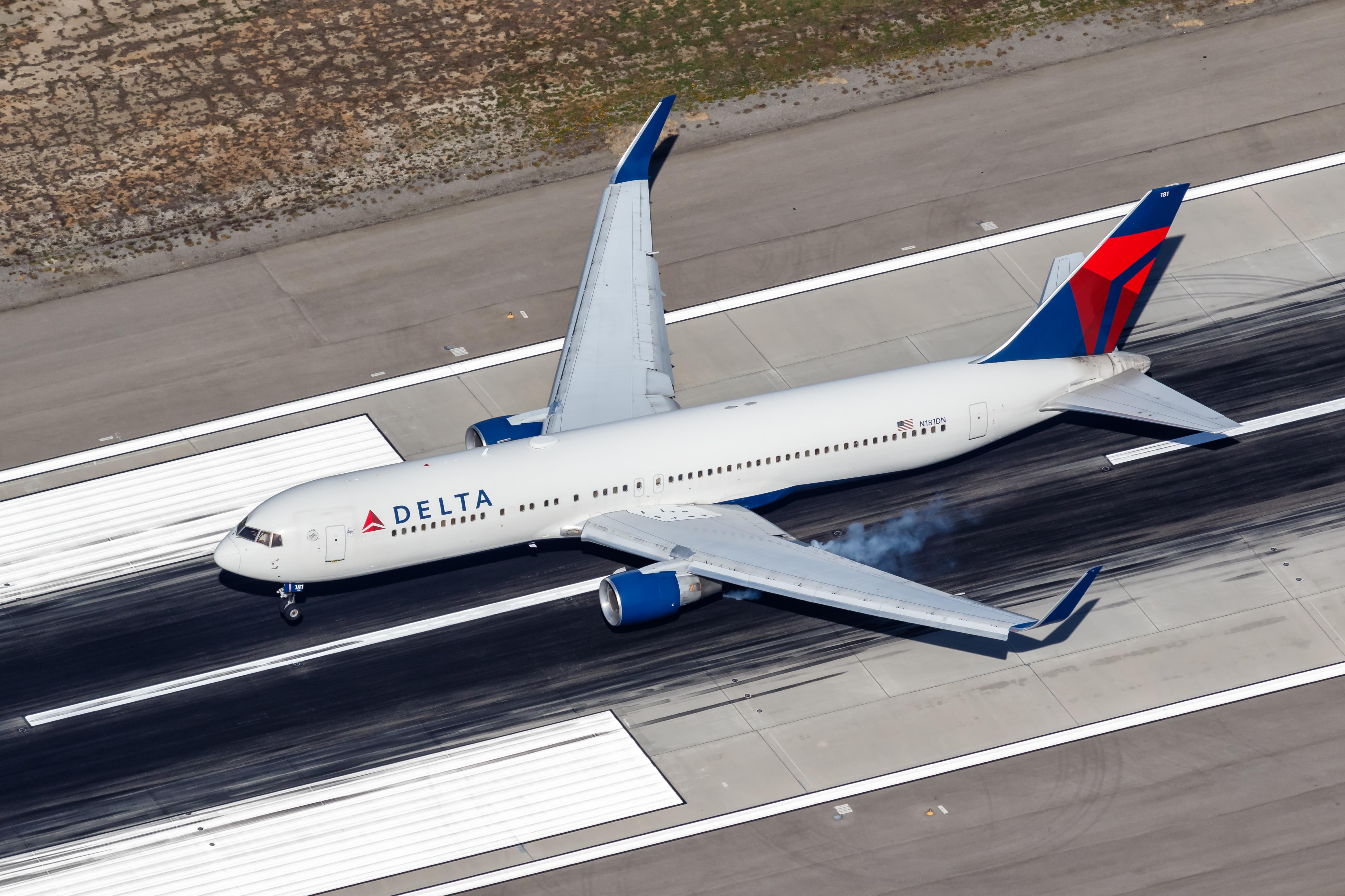 Pilot triggers emergency landing at LAX after falling extremely ill on flight: ‘I need to go to the hospital’ crop 40539856