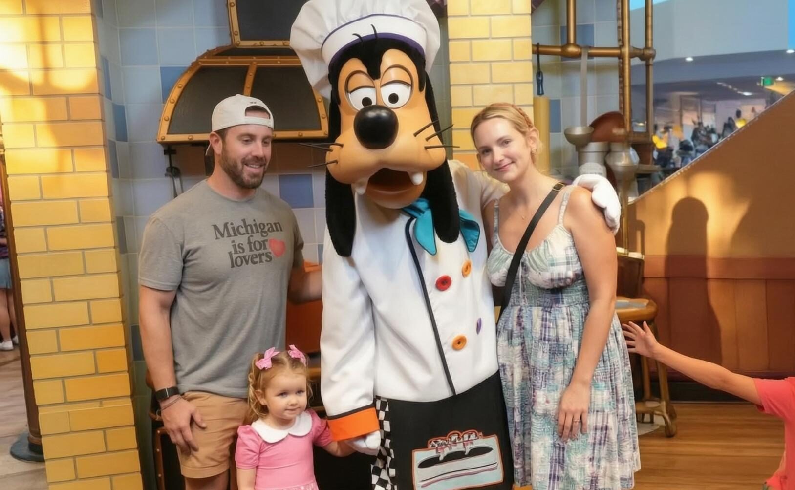 A List Actor Goes Under Cover at Disneyland During Heartwarming Goofy Moment d36dd9 e1787581381885