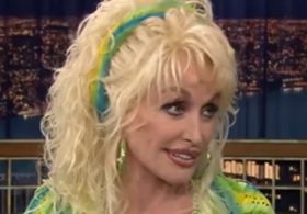 Watch Dolly Parton Tell the Story of How She Once Pulled a Gun on a Man in New York City for Harassing Her