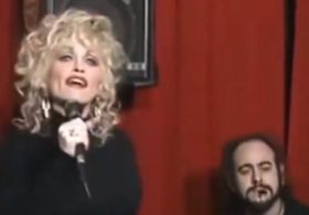 Have You Heard the Story About Dolly Parton Being Talked Into Singing a Song in a Pub While Vacationing in Ireland in 1990?
