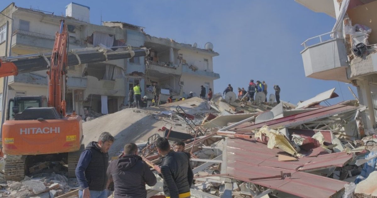 Chilling Video Captures Moment Six-Month-Old Baby and Mom Trapped Beneath Rubble Are Miraculously Pulled Out after Earthquake in Colombia earthquake