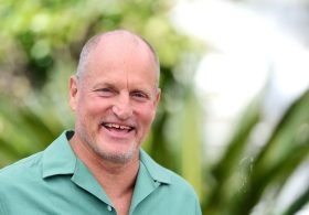 Woody Harrelson Formally Asks UK’s New Prime Minister to Probe COVID ‘Vaccine Injury’