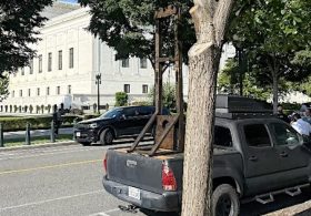 Cutting edge: U.S. Capitol Police arrest man for having a GUILLOTINE in his truck