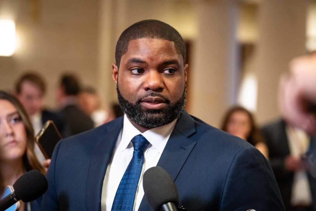 Byron Donalds to Face Former Republican in Florida’s Gubernatorial Election id5858627 05152025 DSC01998 Byron Donalds 1080x720 1