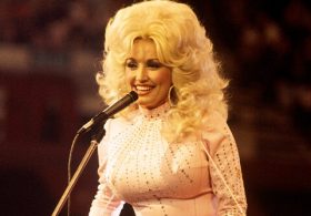 Dolly Parton Recounts Pulling Gun from Purse to Stop NYC Aggressor