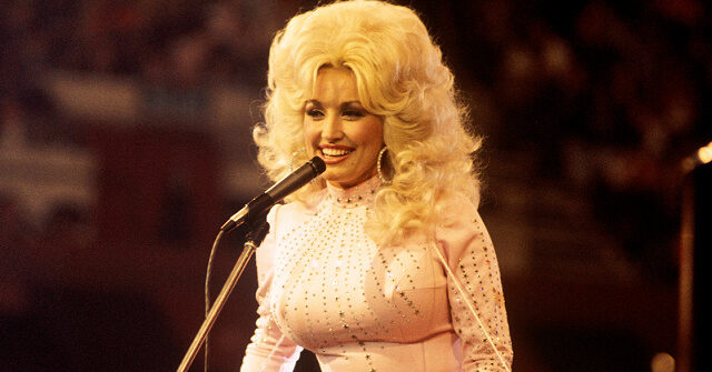 Dolly Parton Recounts Pulling Gun from Purse to Stop NYC Aggressor ile getty 640x335 5