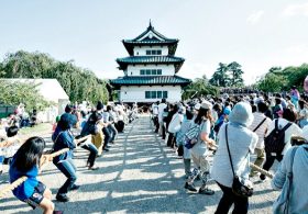 CRAZY VIDEOS Show 1800 People Pulling a Japanese Castle Back in Its Place