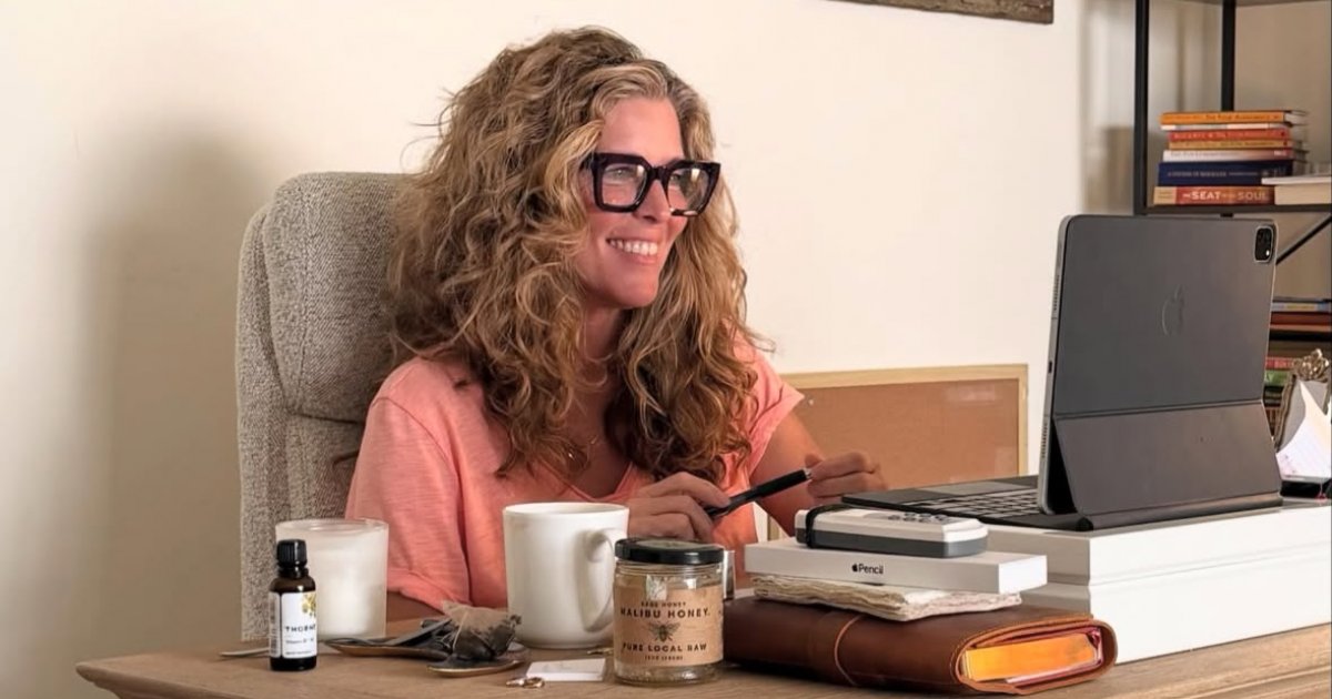 Laura Wright Re-Ups 'General Hospital' Contract, Staying on as Fan-Favorite Carly Spencer laura wright stays port charles new general hospital deal