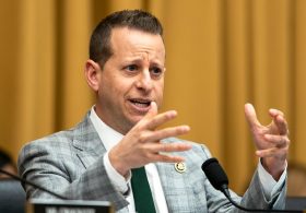 Moskowitz wards off DSA-backed challenger in Florida primary for toss-up House seat 