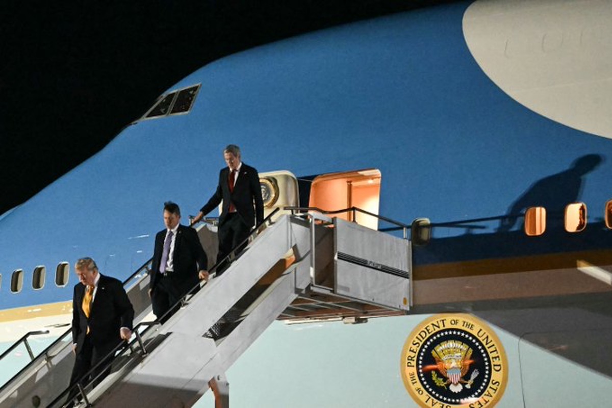 Trump Takes Air Force Plane Due to Alleged Iranian Threat; Leaves Cabinet Secretaries and Journalists Aboard Air Force One orce One 081226 X