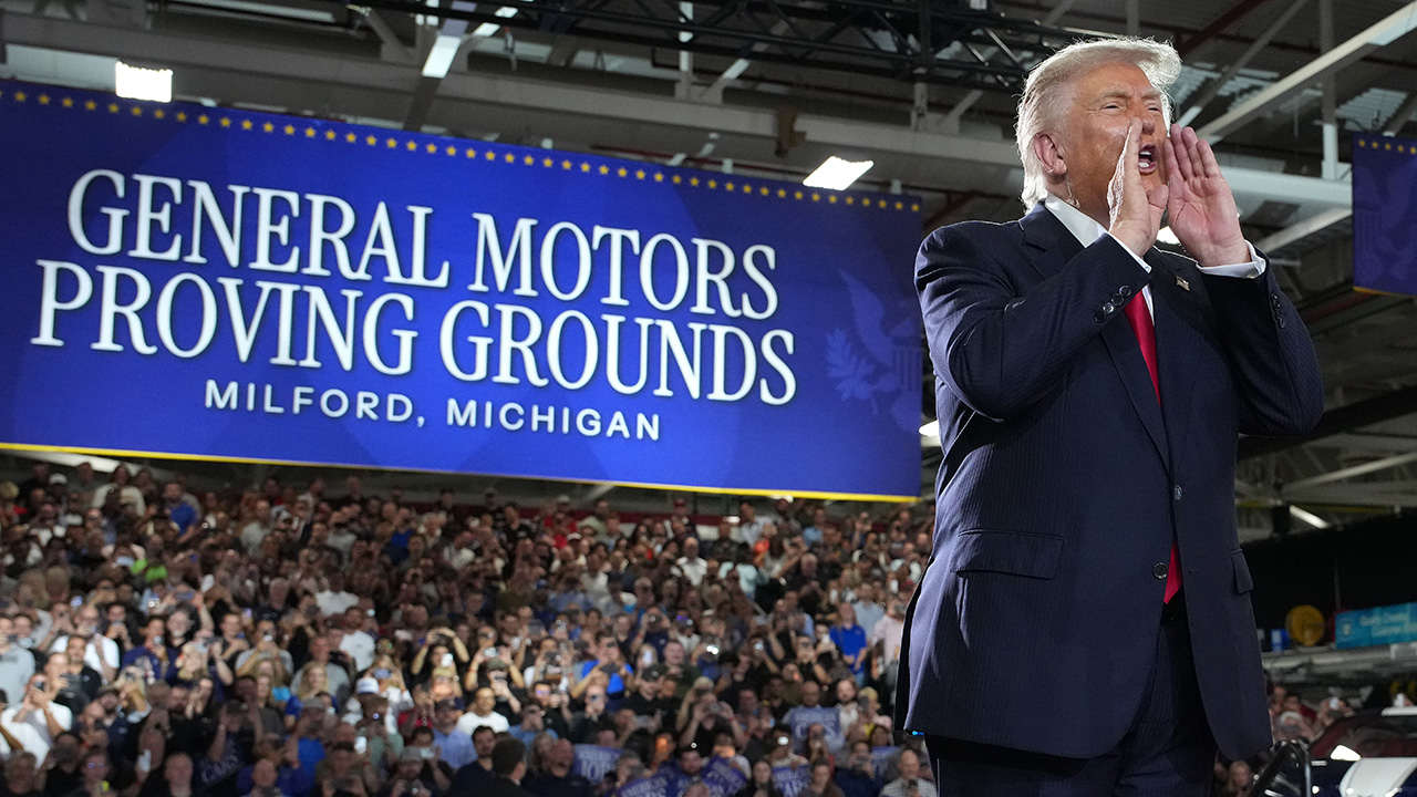 Inside Trump’s Nationwide Tour to Help Vulnerable Republicans in Midterms pot 1