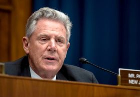 Top Commerce Committee Democrat presses airlines over AI ‘surveillance pricing’