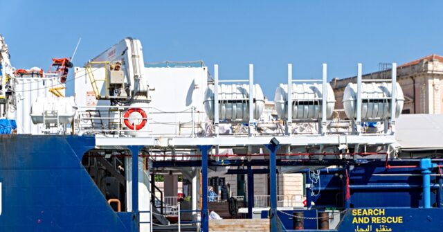 Italy Detains German Migrant Taxi NGO Sea-Watch Vessel rescue ship 640x335 1