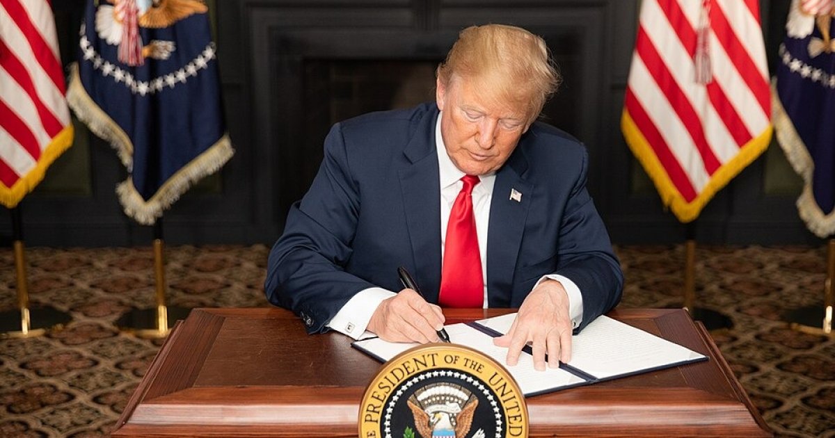 US Launches 'Economic D-Day' Iran Sanctions, Hormuz Oil Risk Rises trump 21