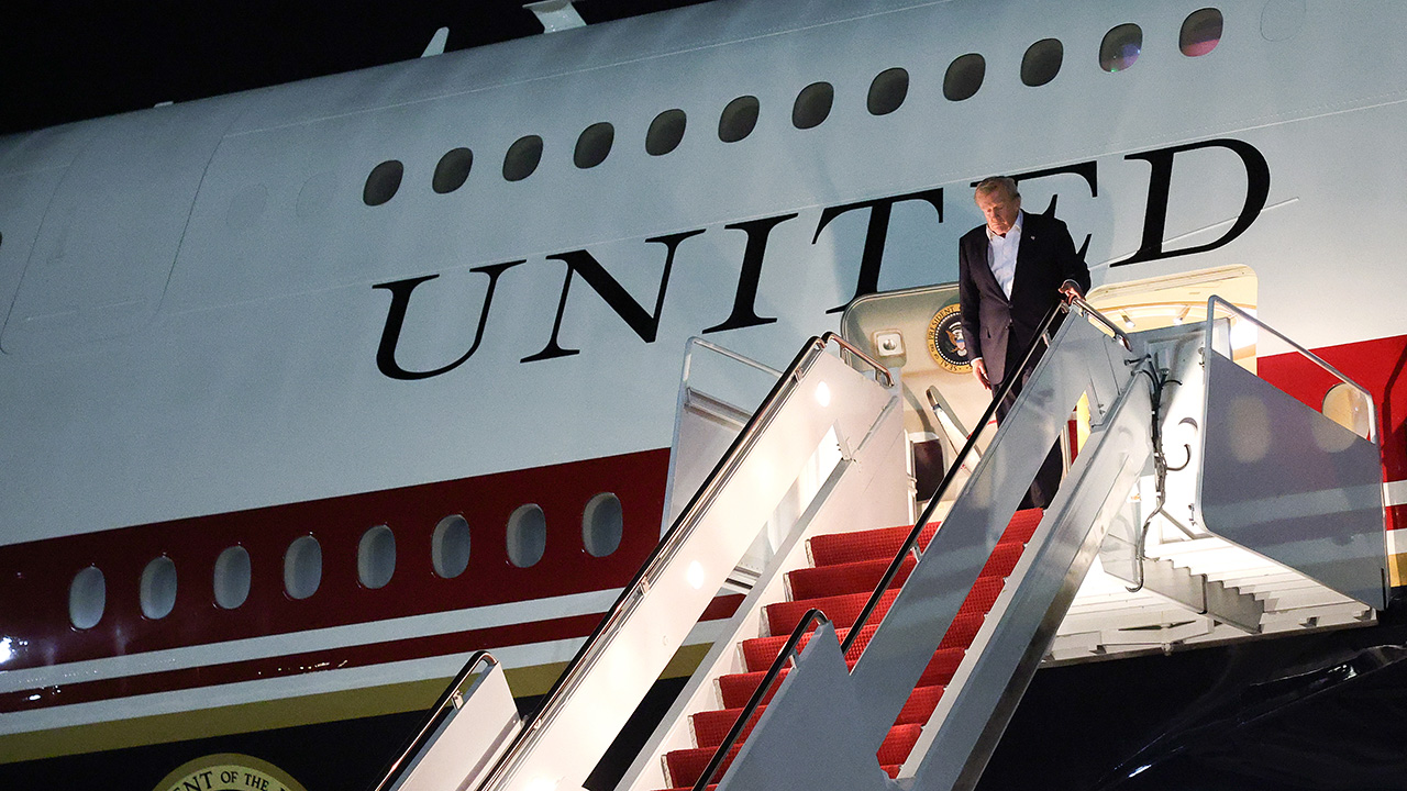 Trump Took Secret Backup Plane After Iran Threat, Report Says tu