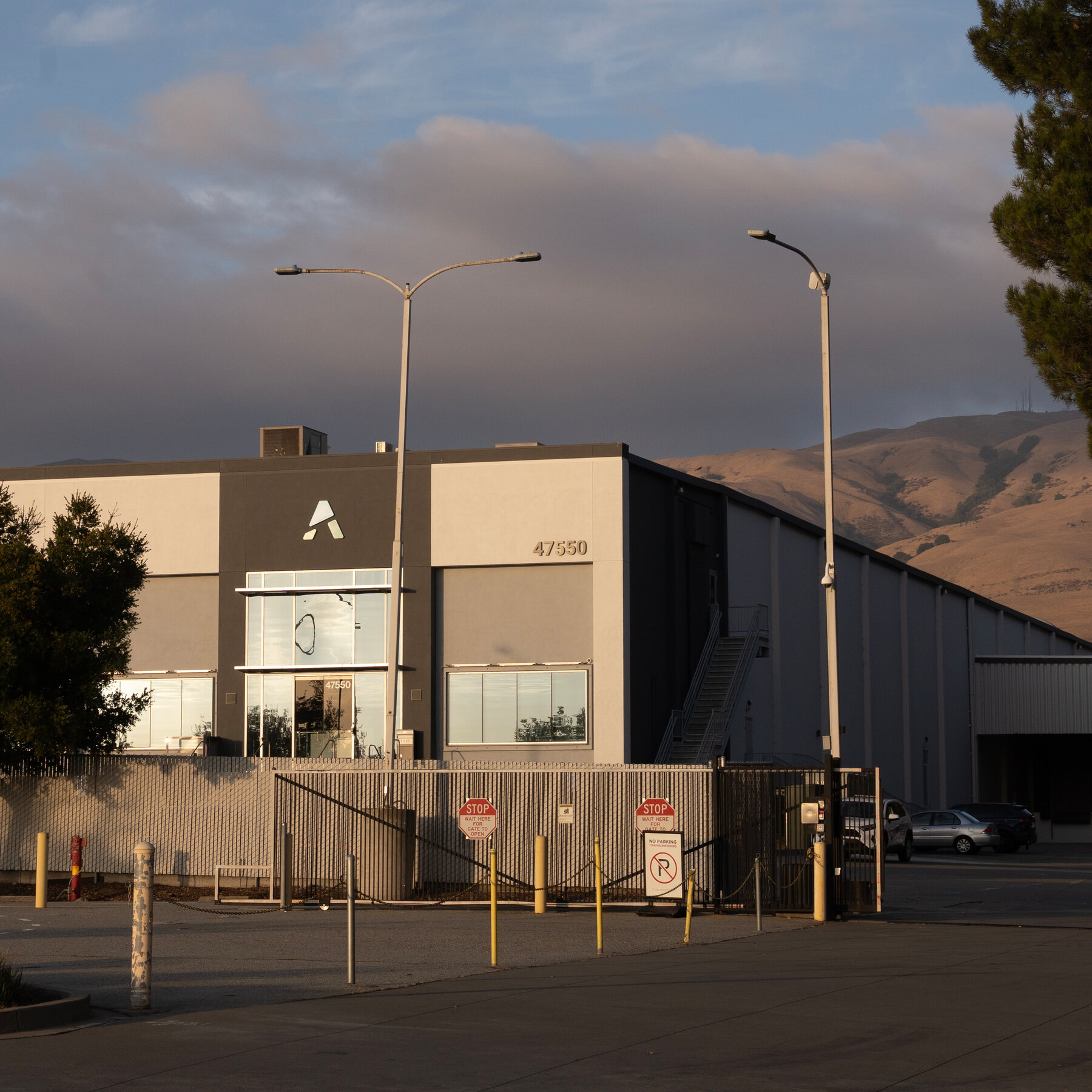 How a Blacklisted Chinese Tech Giant Kept Buying America’s Best A.I. Chips 00biz china ai smuggle Aivres lvjb mediumSquareAt3X