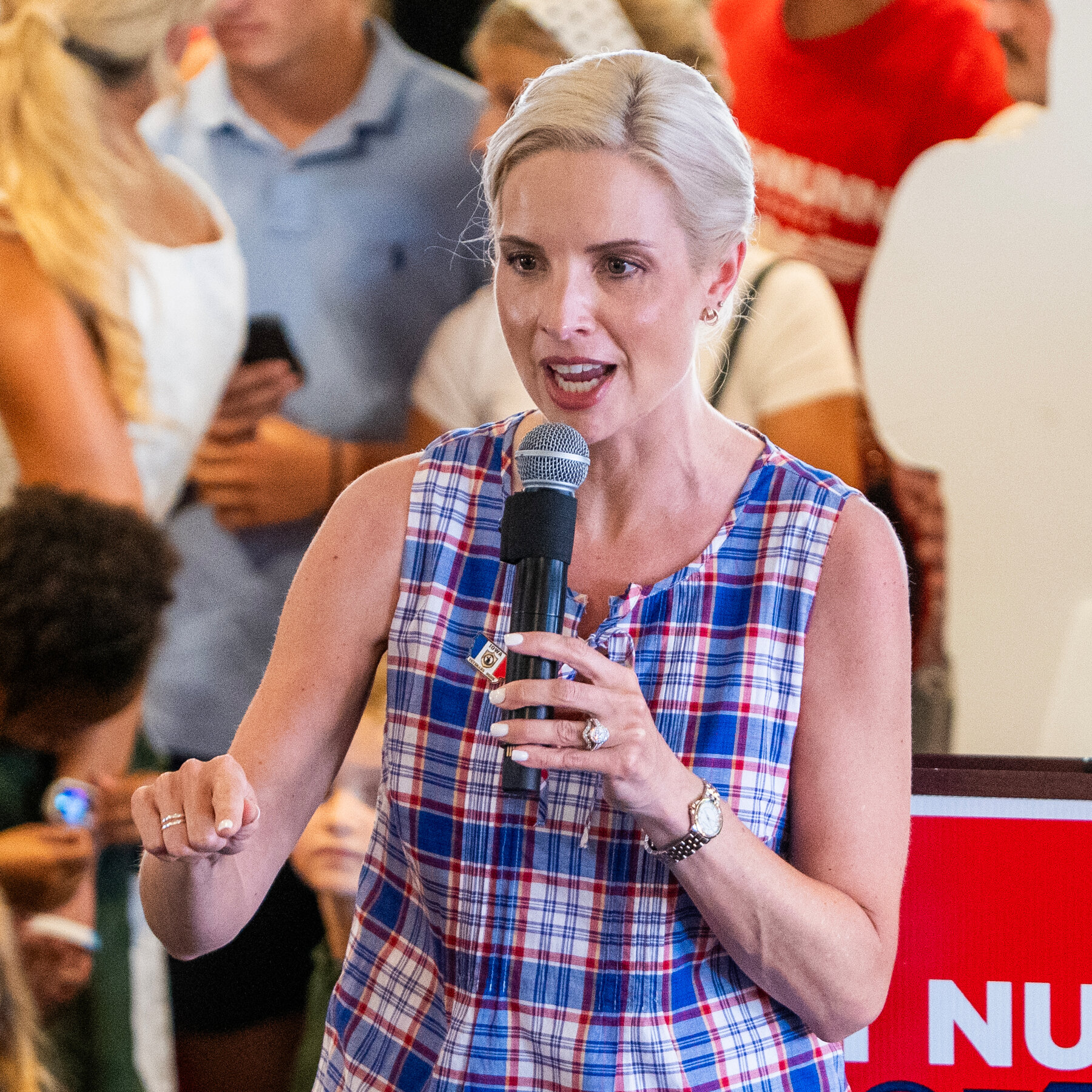 Ashley Hinson, a Republican ‘Minivan-Driving Mom,’ Steers Away From Trump in Midterm Elections 00pol hinson iowa alt vqjg mediumSquareAt3X