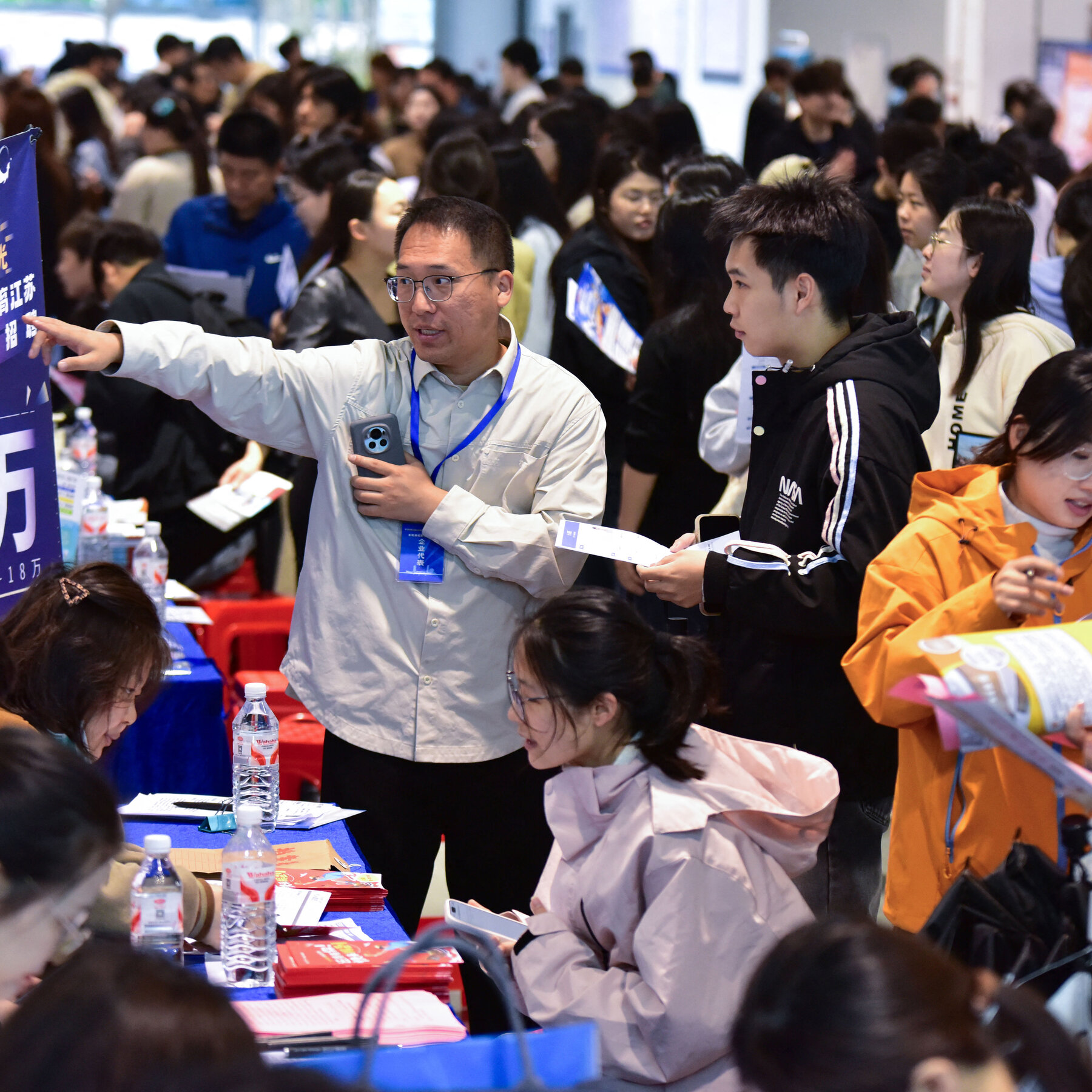 China’s New Graduates, Facing a Dire Job Market, Must Also Contend With A.I. 04int china youth unemployment 01 wkqv mediumSquareAt3X