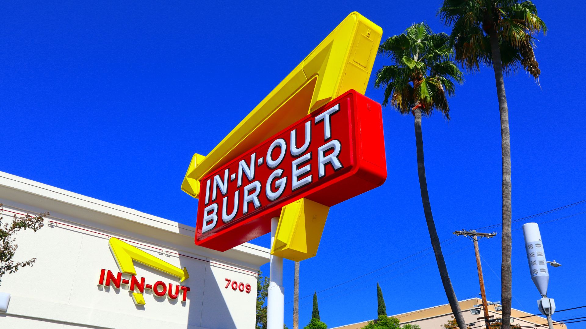 California Hero Vaults Through Restaurant Window and Disarms Stick-Wielding Rampager 05