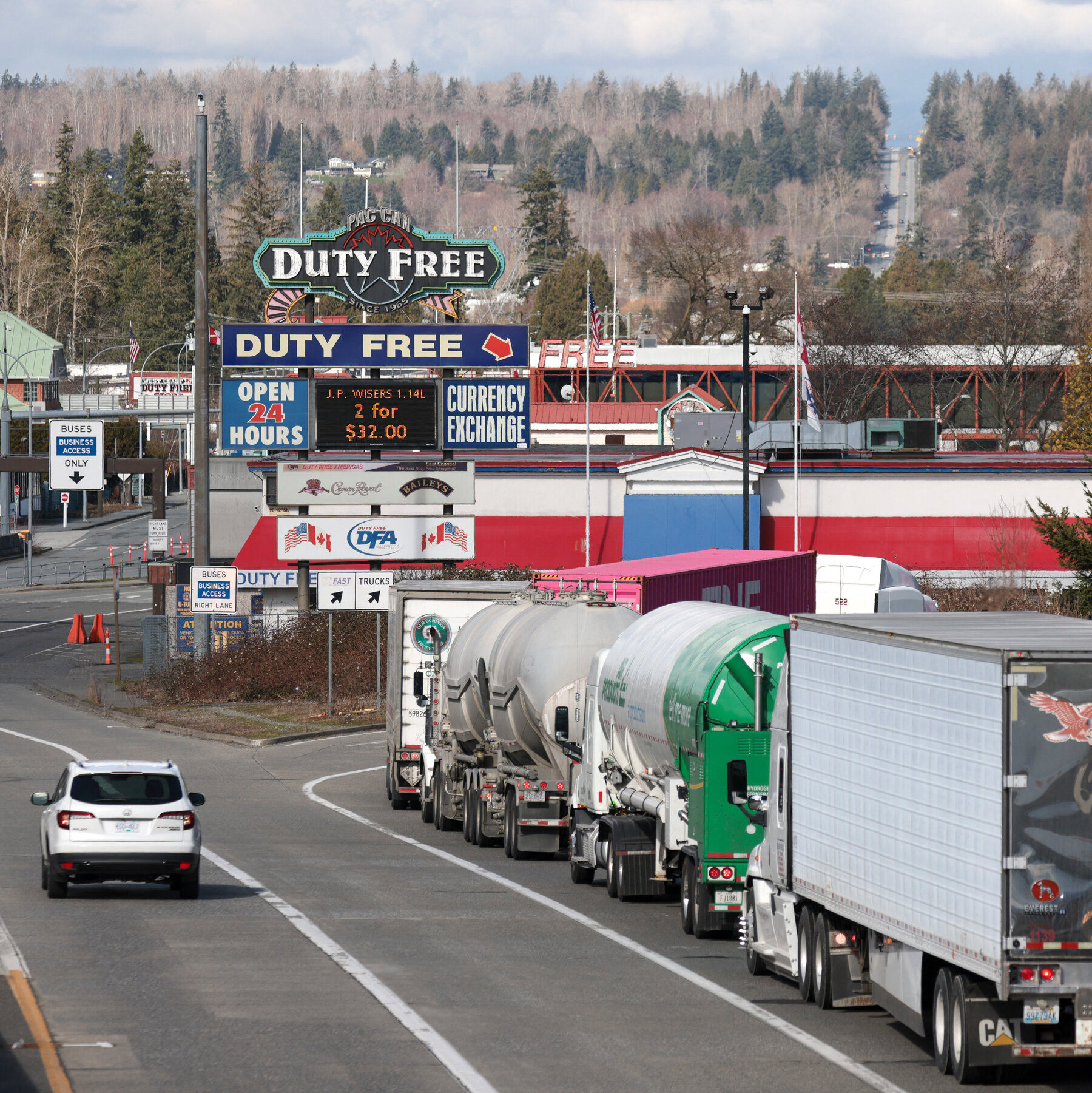 Near the Border, Americans Fear Losing Ties With Canadians 08nat border cities wlqt mediumSquareAt3X