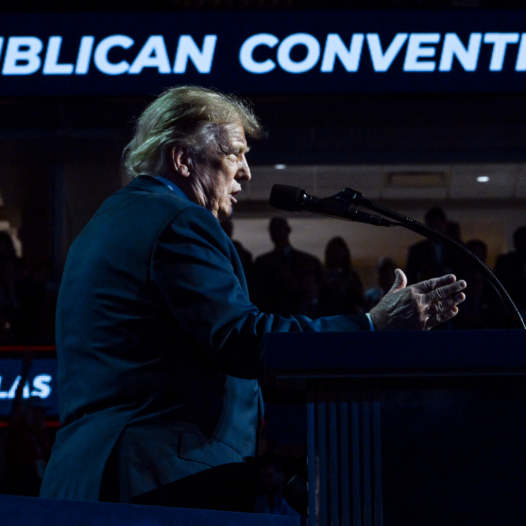 Trump’s Promise of $5,000 Dividend Checks Follows Past Cash Pledges That Never Materialized 09midterms dividends mhzl mediumSquareAt3X