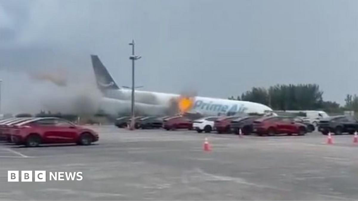 Cargo plane overshoots runway at Miami airport 1 b109 879e35c24276 28