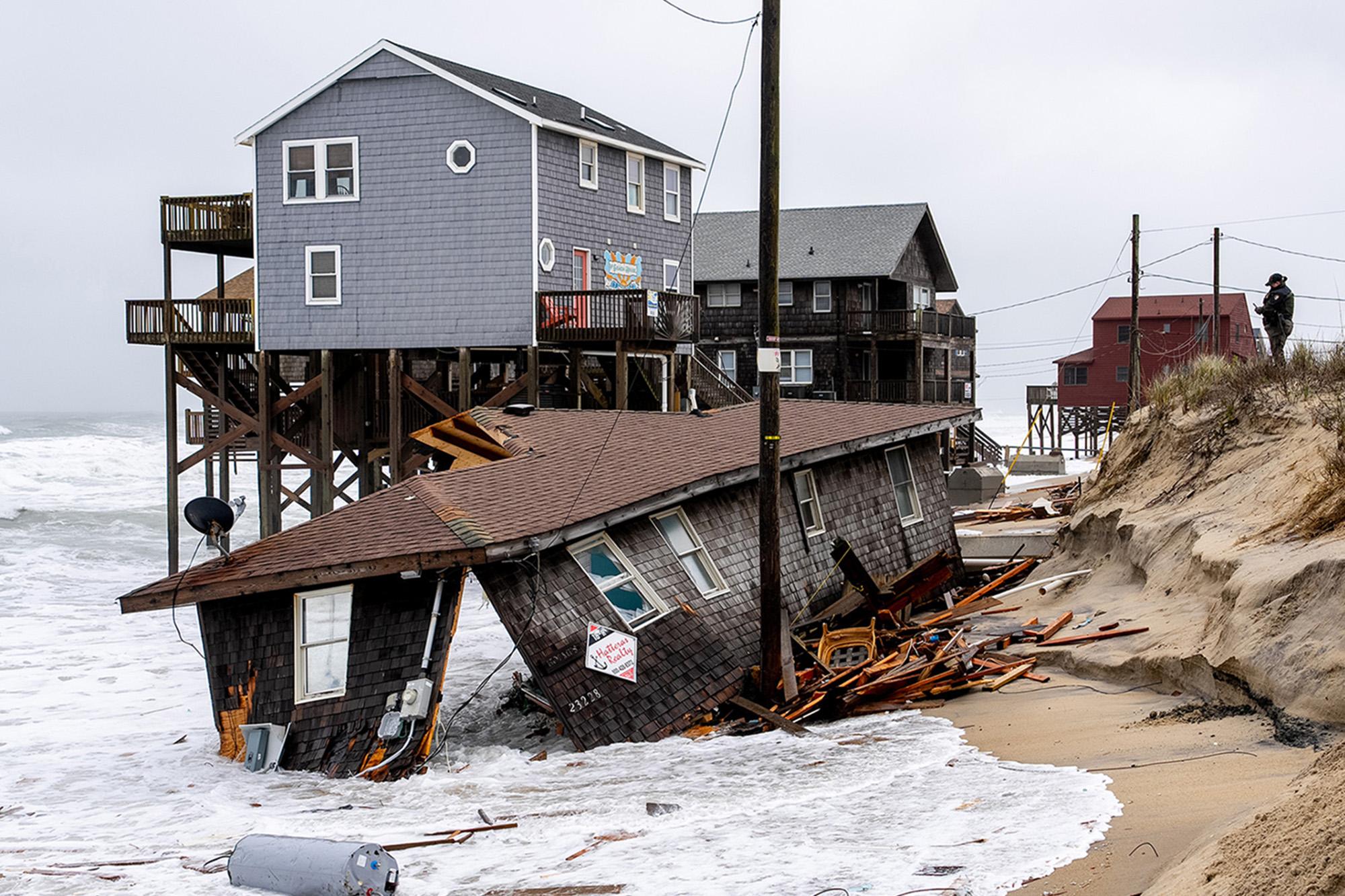 Powerful nor’easter pounds dozens of vulnerable shore homes in North Carolina’s Outer Banks — with 100 more at risk 142744909