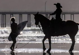California town shuts down for incredible rodeo on the beach as thousands pack the sand
