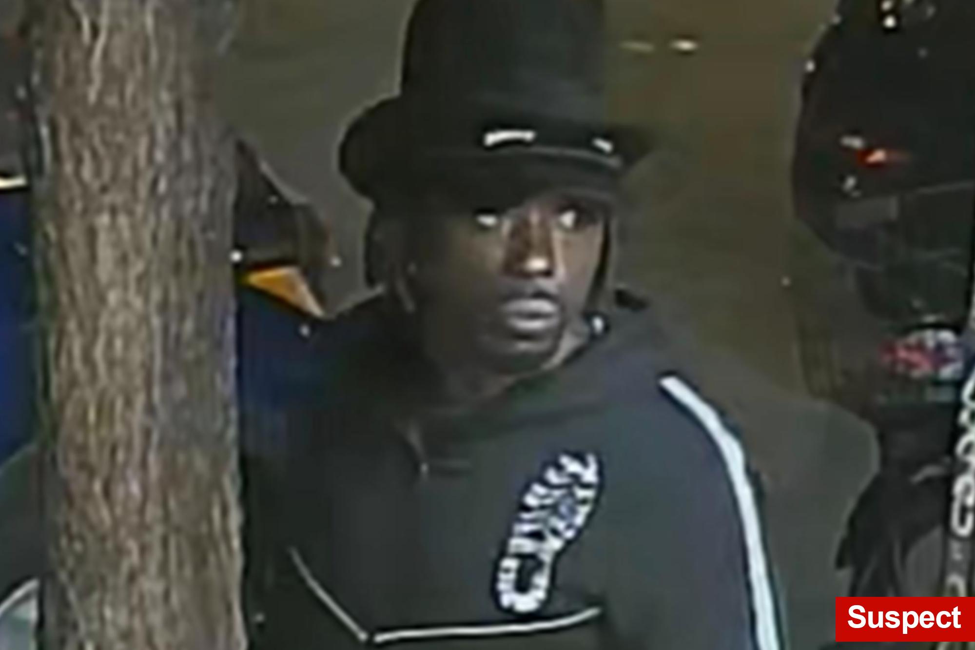 Maniac in a black top hat stabs 3 after food fight at NYC intersection: cops, sources 143205524