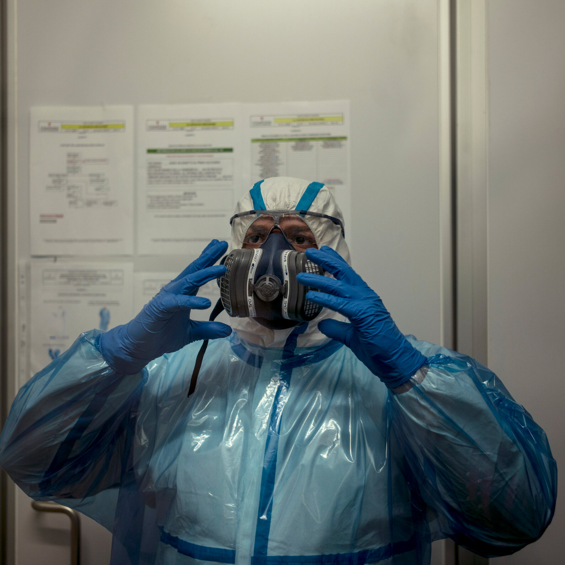 A.I. Queries From Abroad Raise Fears of a Biological Weapons Race 14SCI AI BIOWEAPONS 01b mediumSquareAt3X 2