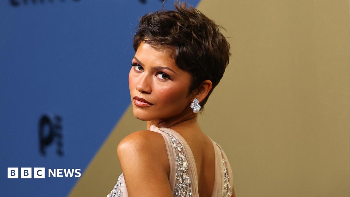 In pictures: Stars on red carpet at Emmy Awards in LA 186ca4140c 10