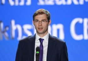 Russian-born businessman elected as new world chess chief