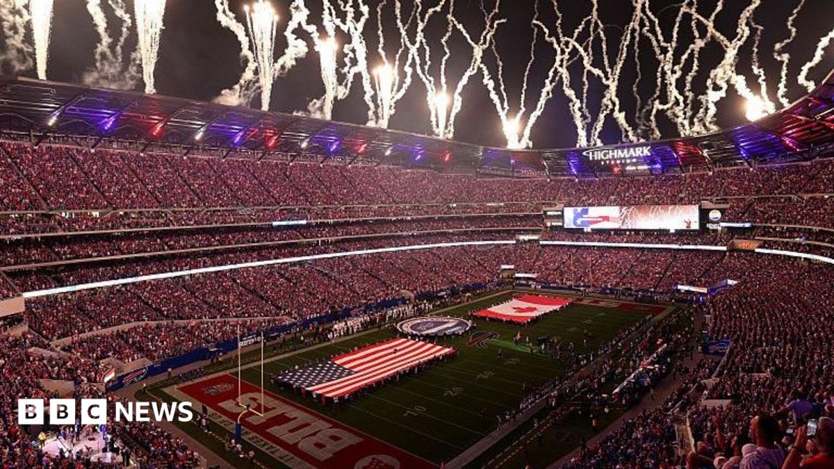 In a border city stadium, US NFL fans sing Canada anthem with gusto 7c53642