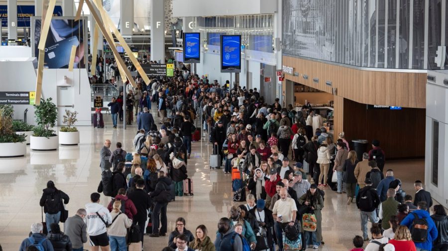 TSA now allowing non-ticketed visitors into terminals at several US airports AP26084618953954 e1788880034602